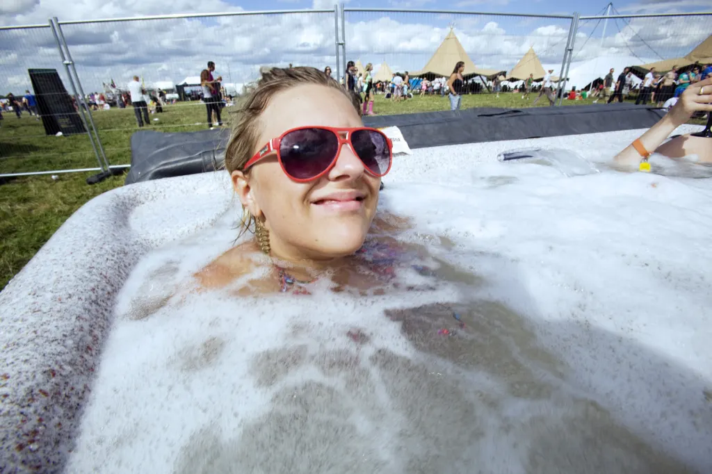 Festivalgoers and atmosphere at Global Gathering 2009